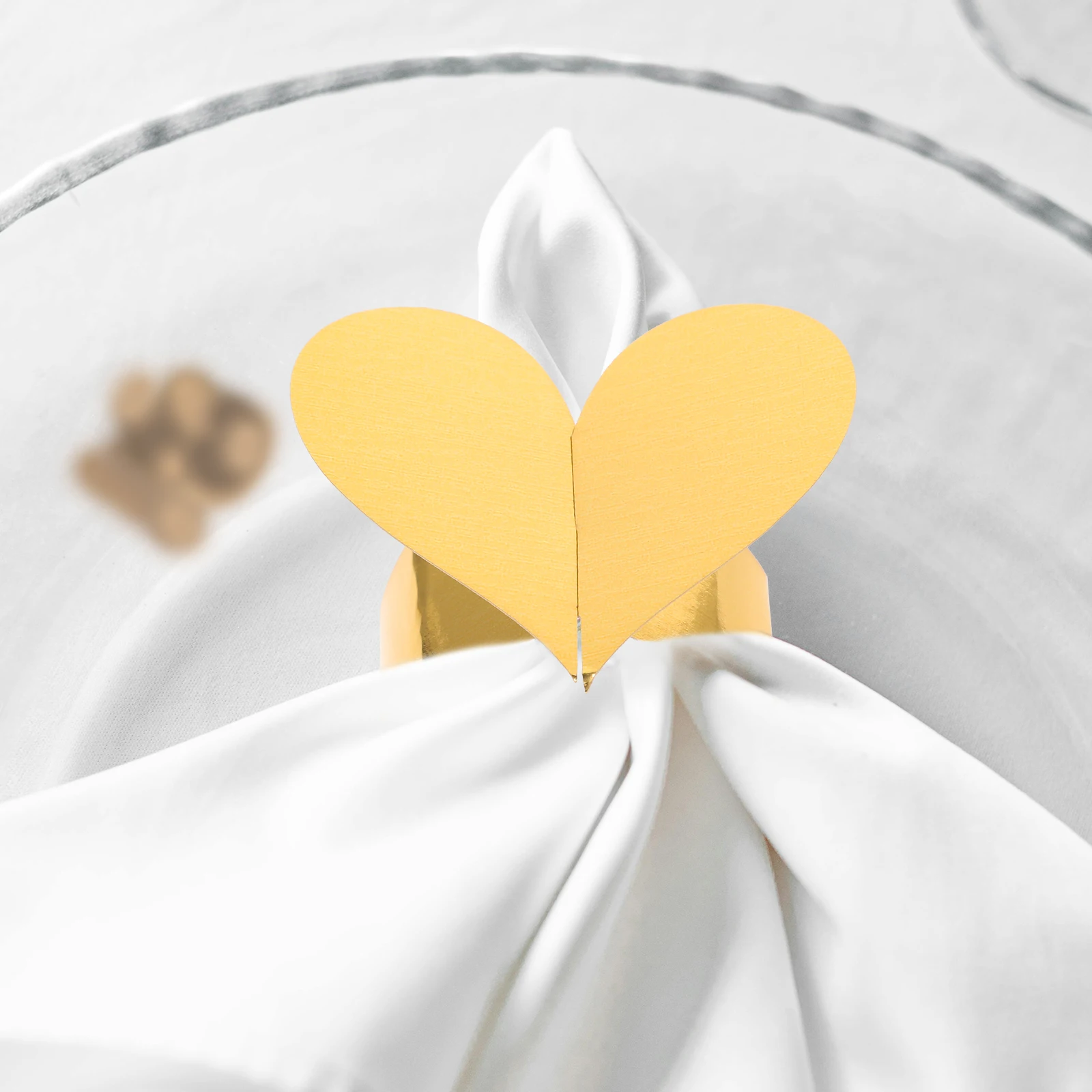 

25Pcs Red Napkin Ring Set Durable Grass Heart Design for Wedding Banquet Napkin Holders Decorative Reflective Bands