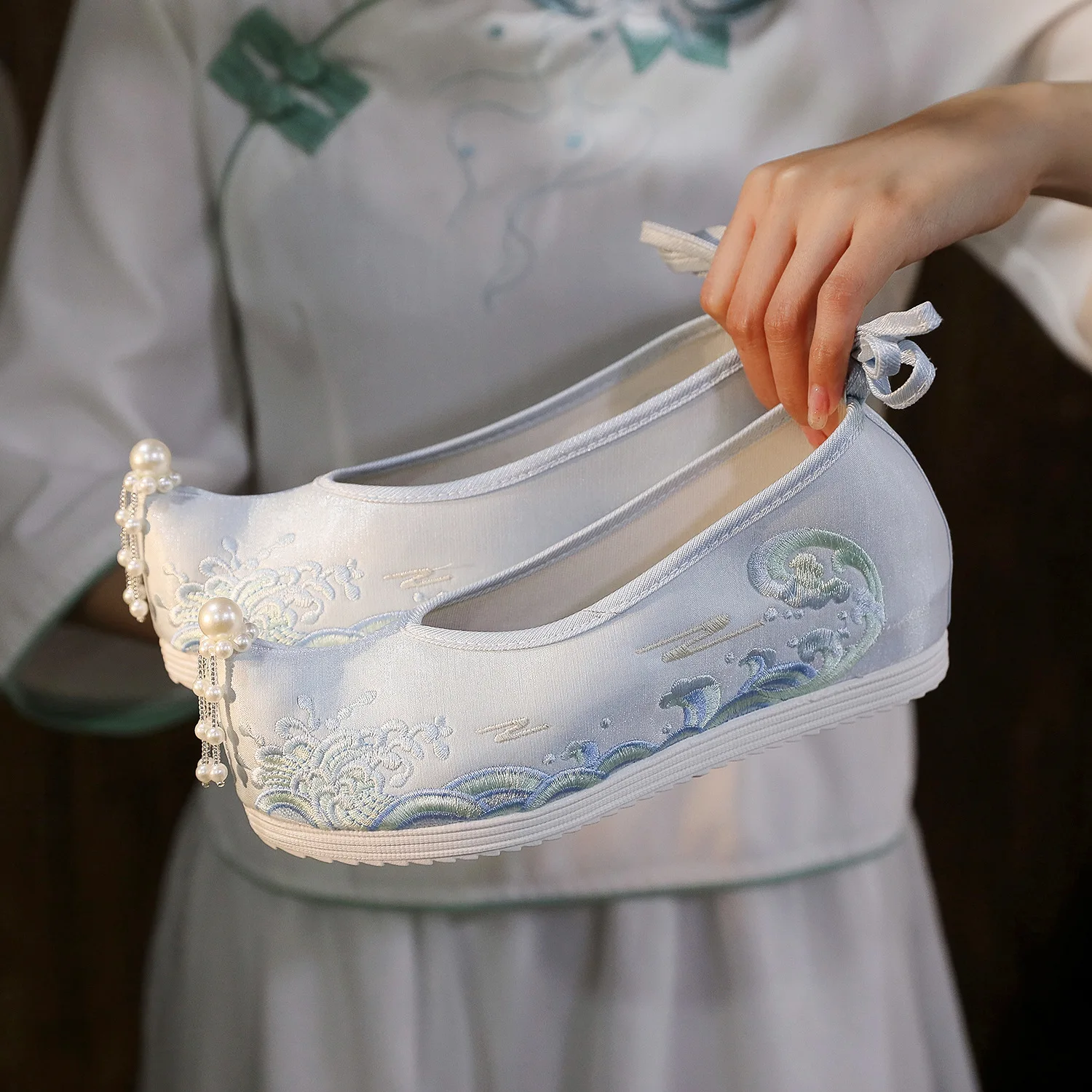 أحذية Waves Hanfu النسائية المطرزة القديمة زي الطلاب الصينية التقليدية أحذية الزفاف النسائية
