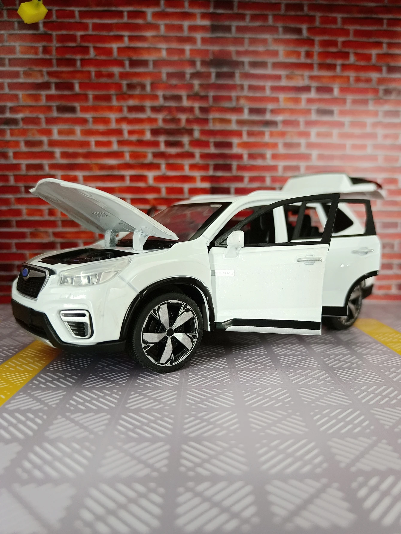 Adornos de modelo de coche de aleación Subaru Forester de simulación 1:30, colección de puertas y capó del motor, el maletero se puede abrir