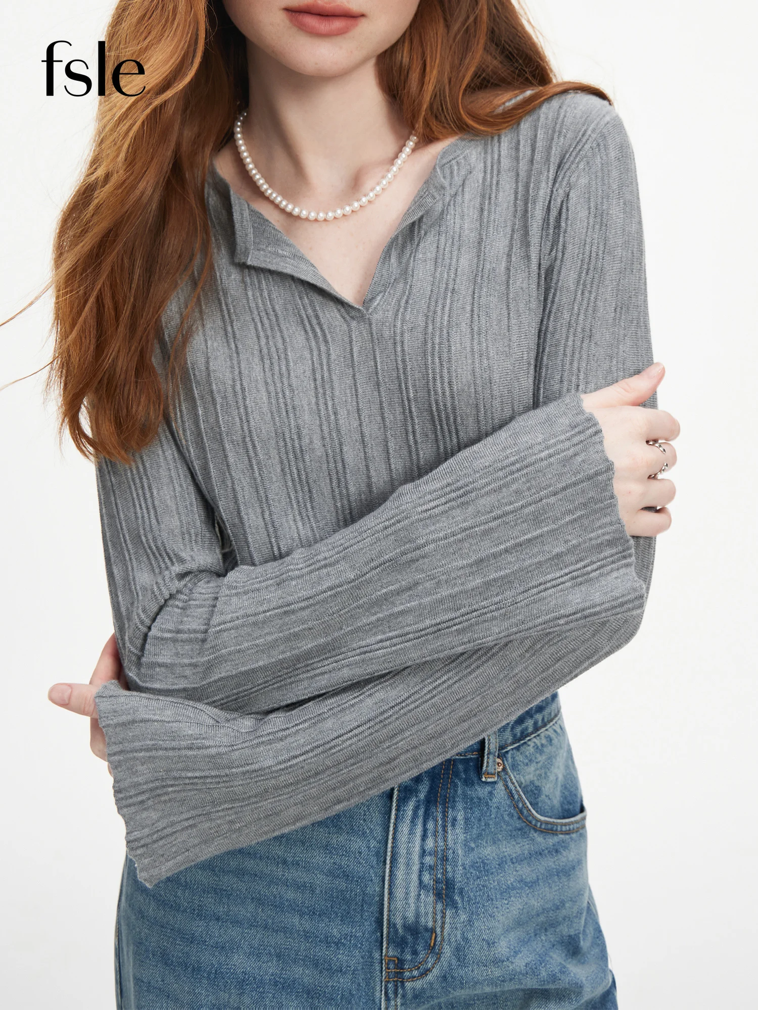 FSLE Pullover V-neck z teksturowaną wełnianą dzianiną dla kobiet na jesień 2024, z nowym, rozkloszowanym rękawem 24FS13143