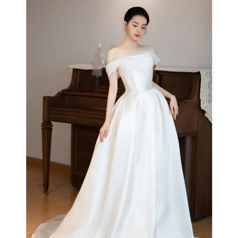 ชุดแต่งงานแบบเรียบหรู ไหล่เดียว ผ้าซาติน สไตล์ฝรั่งเศส มินิมอล หางเล็ก ช่วยพรางหุ่น รุ่นใหม่ ปี 2026 ชุดเจ้าสาวแบบเบา