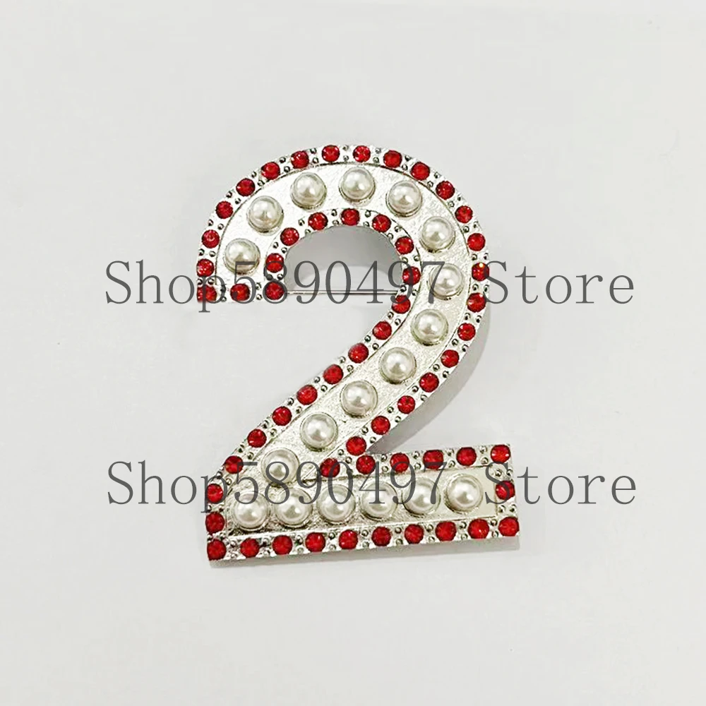 Broche pour femme avec chiffres incrustés de pierres de kirchen rouges et blanches, Delta grec