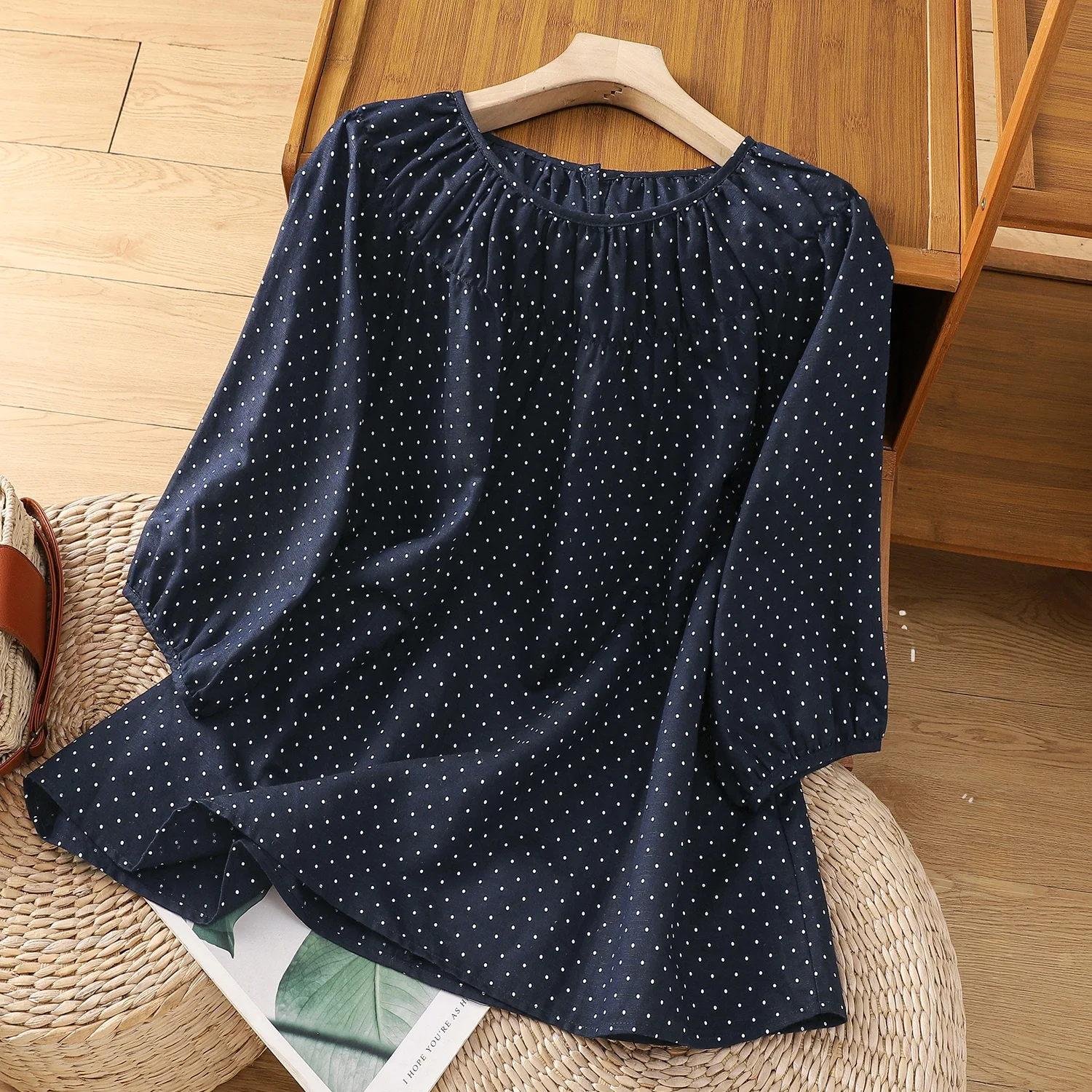 بلوزة نسائية صيفية فضفاضة من القطن والكتان بنقشة البولكا دوت، متعددة الاستخدامات ومقاومة للشيخوخة، بأسلوب كوري فني وأكمام خماسية