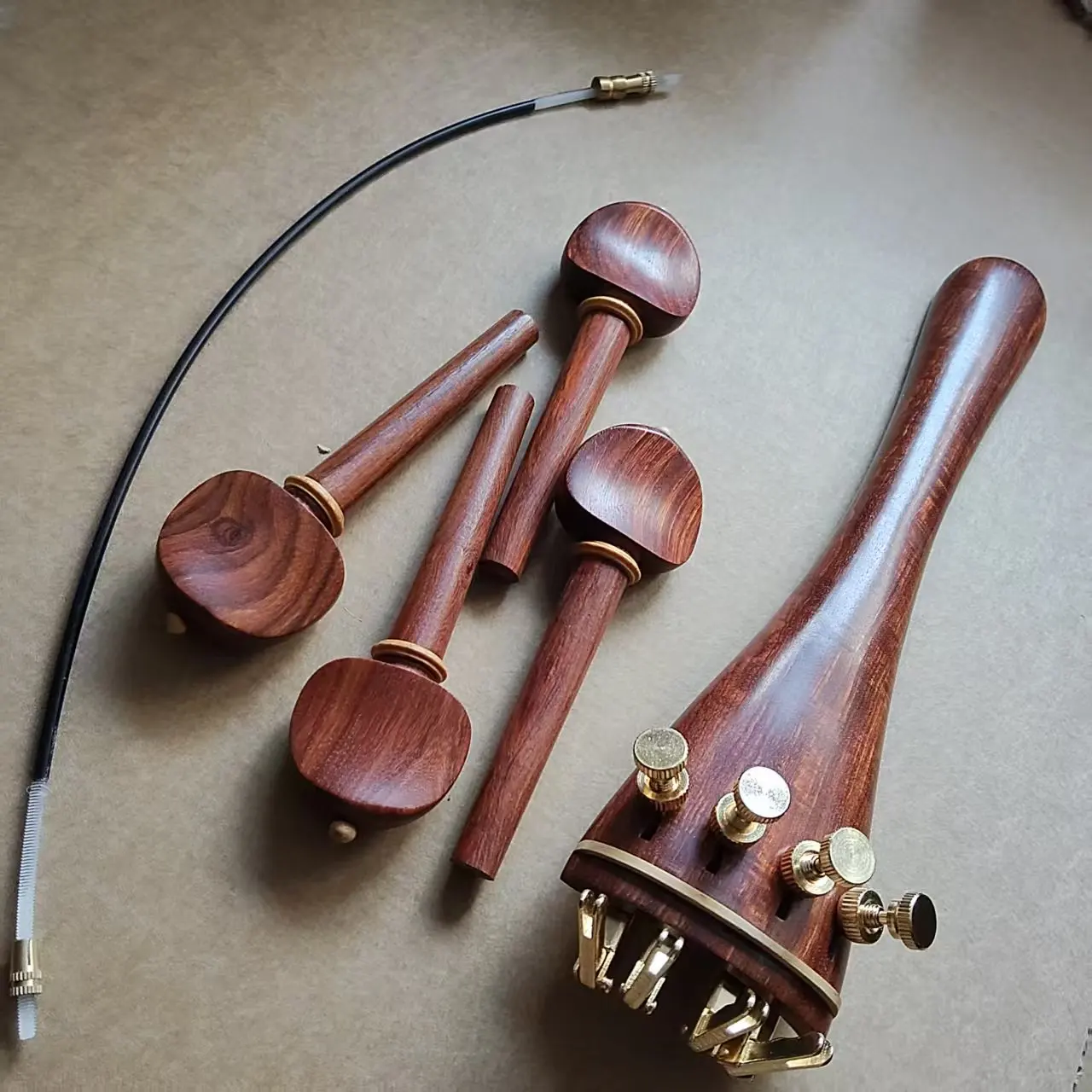 1 Juego de piezas para violonchelo de palisandro con collarín de cedro, color dorado, 4 afinadores finos para violonchelo, 1 cordal de nailon 4/4