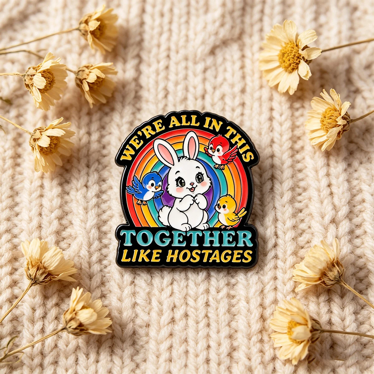 Pin de esmalte con diseño de conejos y pájaros arcoíris, con la frase 'Estamos todos en esto juntos como rehenes', broche de solapa para mochila, decoración de vaqueros y regalo