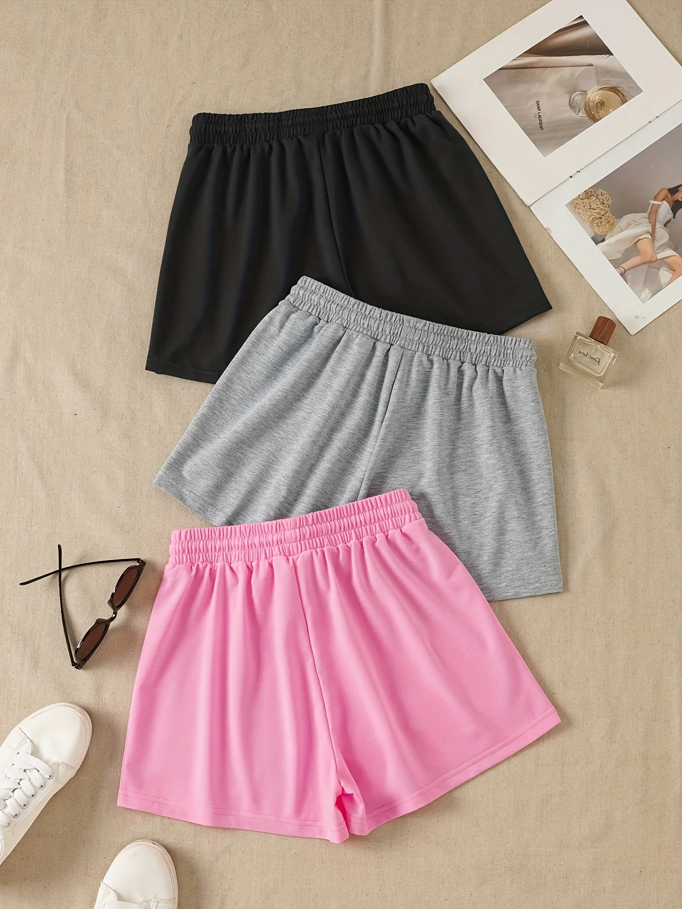 Drei einfache Damen-Sportshorts mit Kordelzug, geeignet als Oberbekleidung im lässigen Stil, sind bequem und weich.