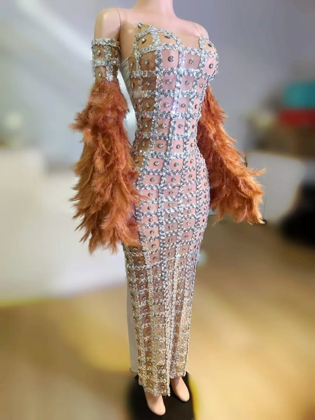 Robe longue glamour en strass transparent avec manches en plumes - Épaules dénudées, design en cristal scintillant pour soirée gala