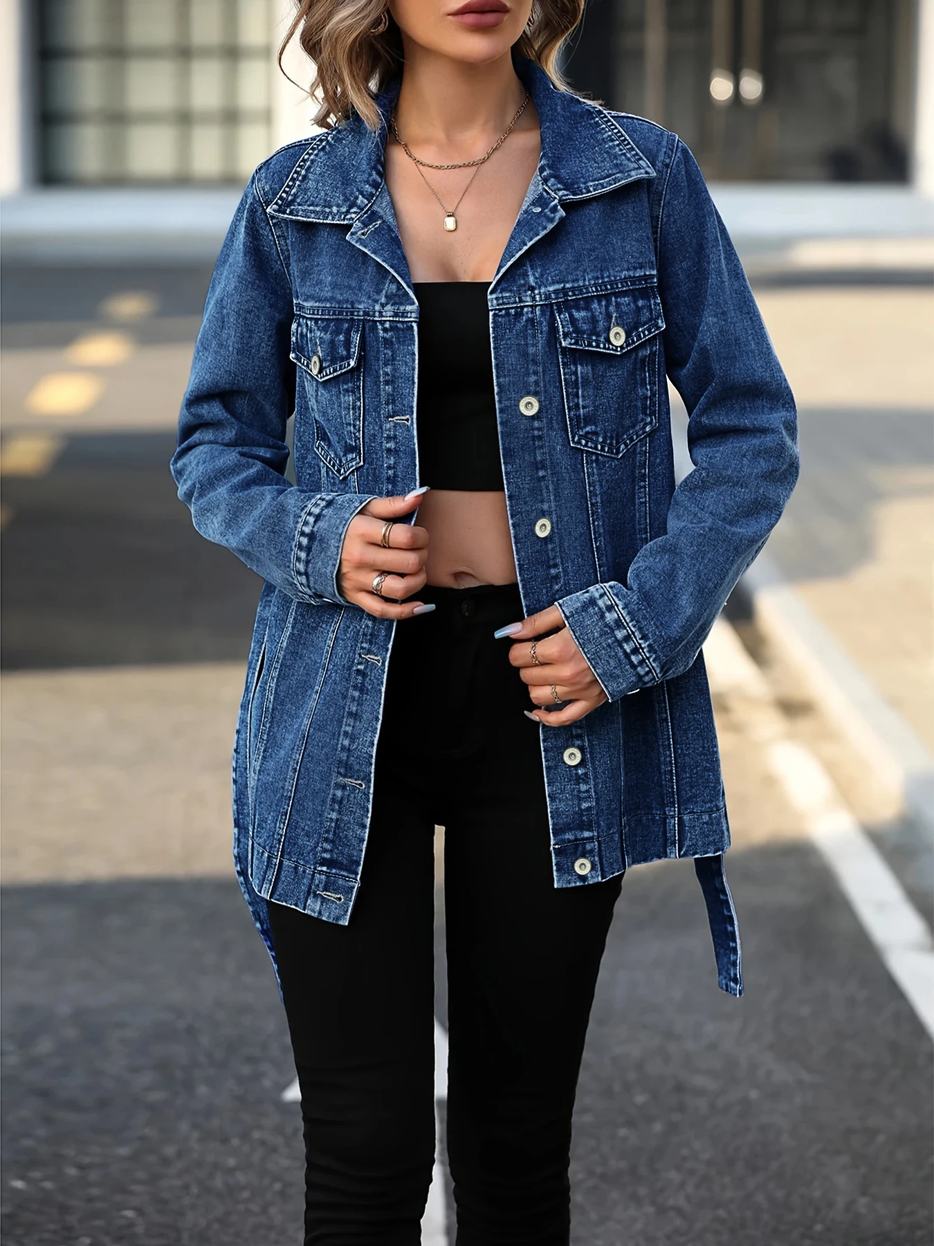 プラスサイズ女性用スリムフィットデニムジャケット、おしゃれなウエストシェイプデザイン、ウォッシュ加工の大きいサイズ女性用ジーンズジャケット