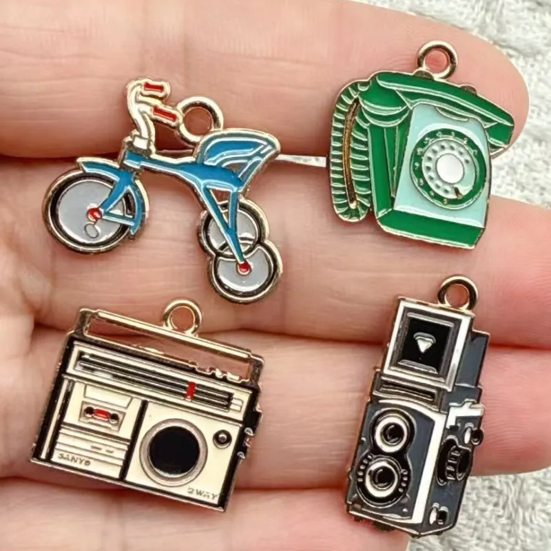 Lot de 10 breloques DIY pour bijoux - Accessoires sur le thème de la musique pour bracelets, colliers et boucles d'oreilles, pendentifs émail guitare, casque audio