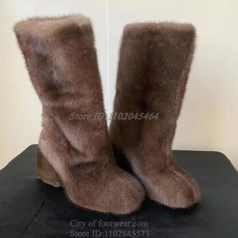 

2025 Новые розовые высокие сапоги на массивном каблуке с мягким мехом, теплые красочные женские туфли на высоком каблуке с круглым носком, роскошные дизайнерские зимние пикантные туфли для вечеринок