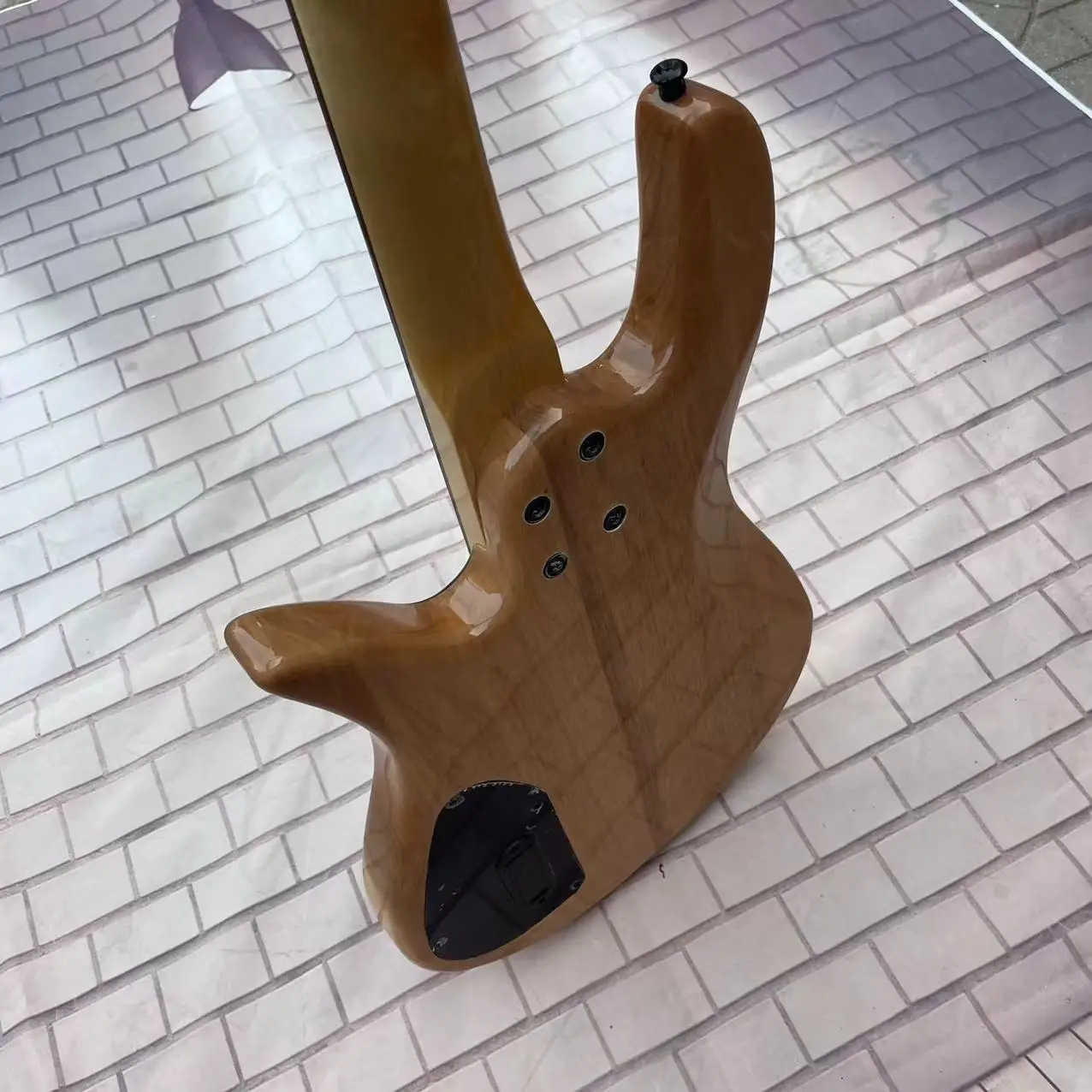 4-string yin-yang butterfly electric bass, with a natural wood color body and high gloss. Factory photos of the actual product,