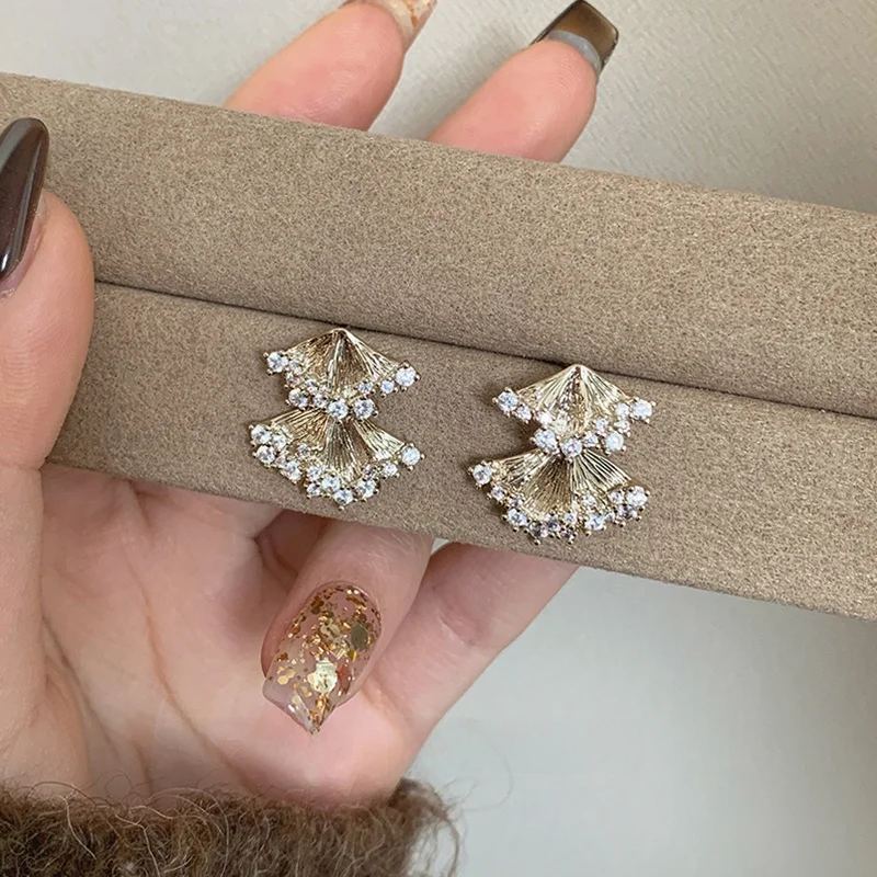 saptefamou-ginkgo-leaf-texture-gold-zirconia-earrings-elegant-fairy-like-design-small-batch-premium-quality-fashion-jewelry
