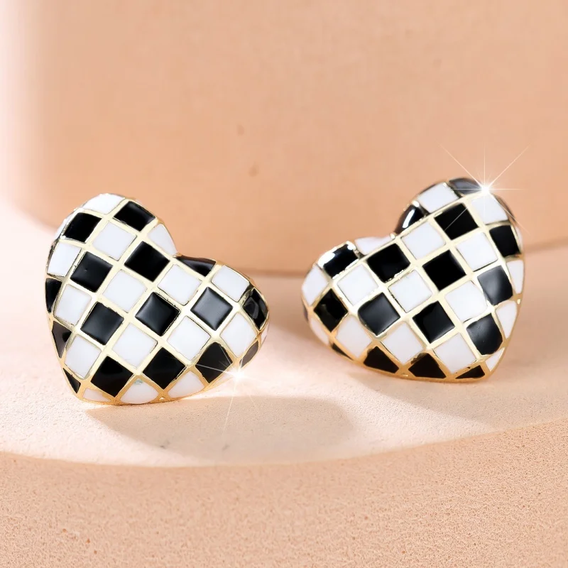 European and American New Heart-shaped Black and White Checkered Earrings for Women, Simple, Exquisite and High-end Accessories