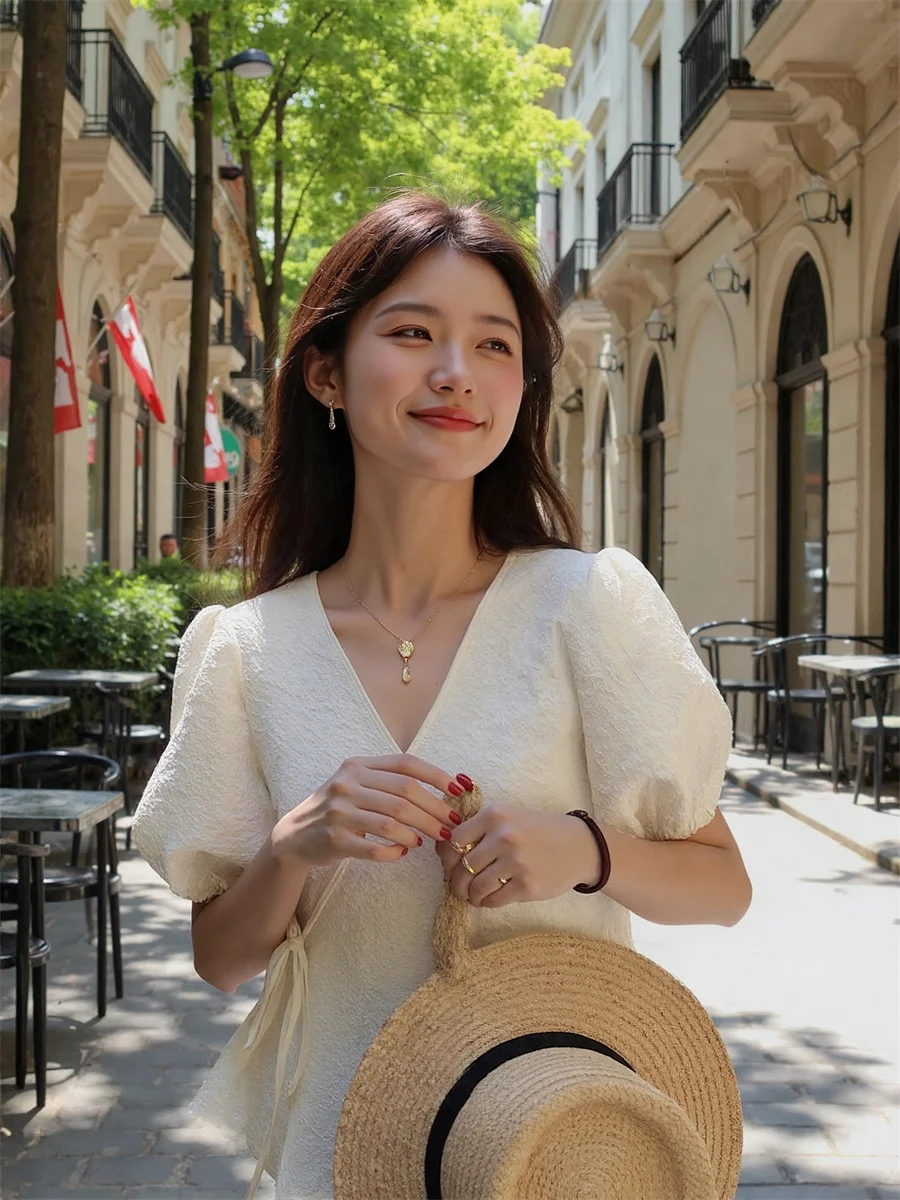 เสื้อเบลาส์ผู้หญิงทรงหรูหรา ดีไซน์ไม่สมมาตร สำหรับงานทางการ ฤดูใบไม้ร่วง ผ้าลินินลายทาง ยาว แฟชั่น ปักลาย เสื้อคลุมสีขาว สไตล์เกาหลี ชิค เหมาะกับชายหาด