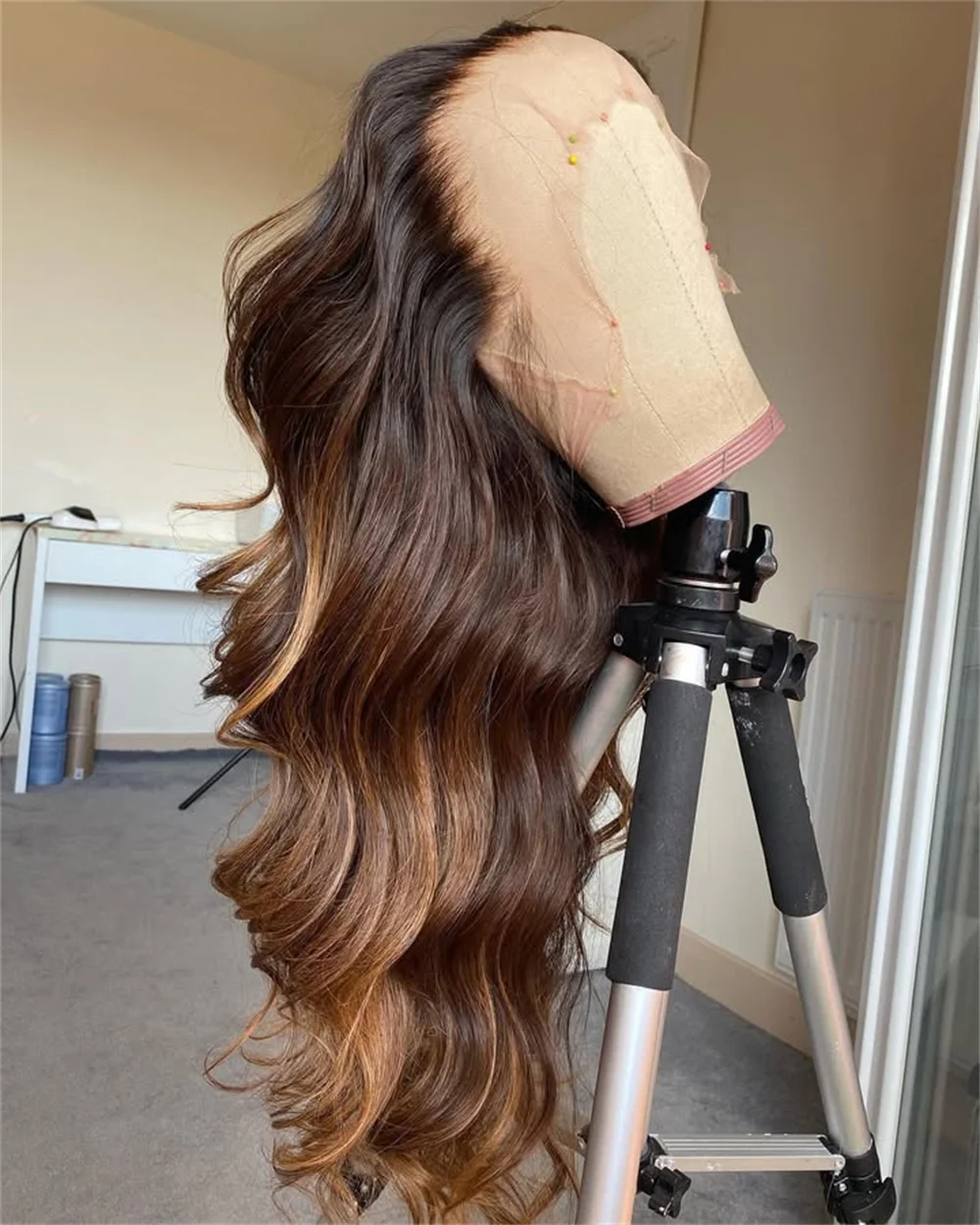 

Женский парик Brunette с эффектом волны, синтетический, с кружевной передней частью, коричневые пряди, без клея, Futura, свободная линия роста волос, реалистичный вид, 13x4