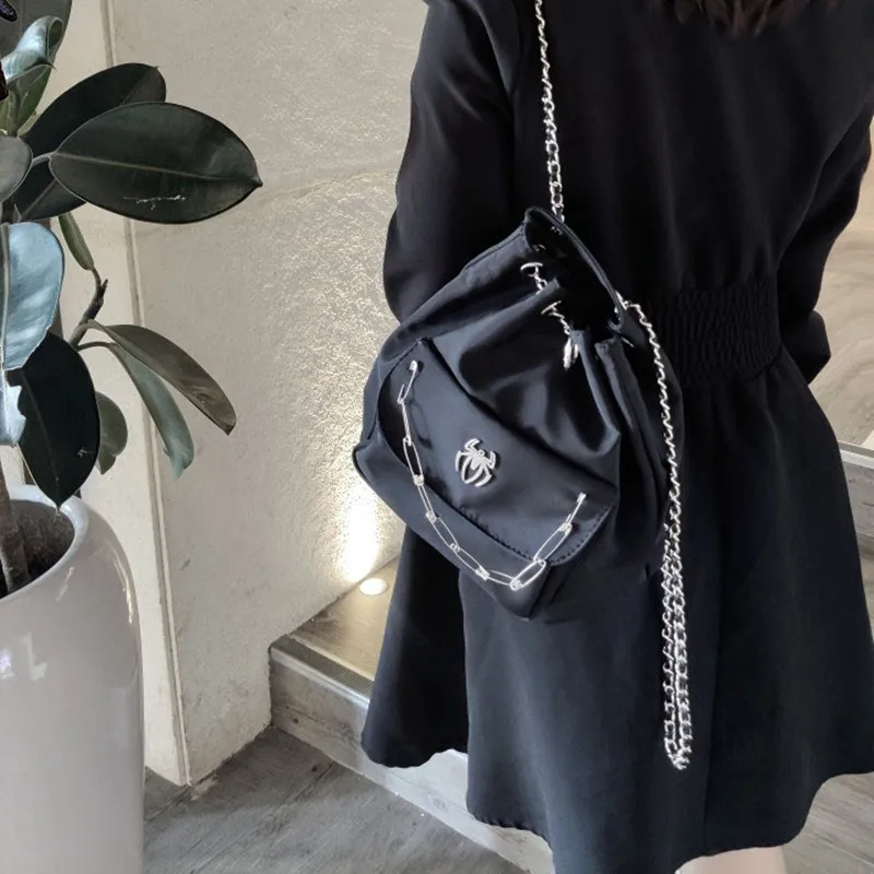 Mochila de nylon com corrente para mulheres e meninas, bolsa de ombro, grande capacidade, com design aranha, y2k