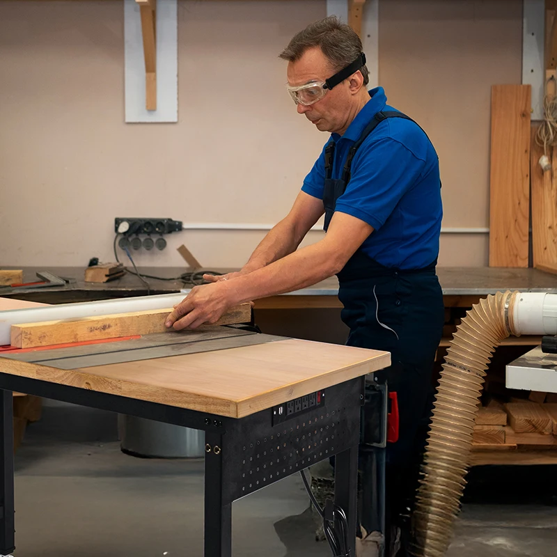 Banco de trabajo ajustable de 48 ", mesa resistente, capacidad de carga de 2000 libras, banco de trabajo de madera de caucho para garaje con tablero perforado de toma de corriente