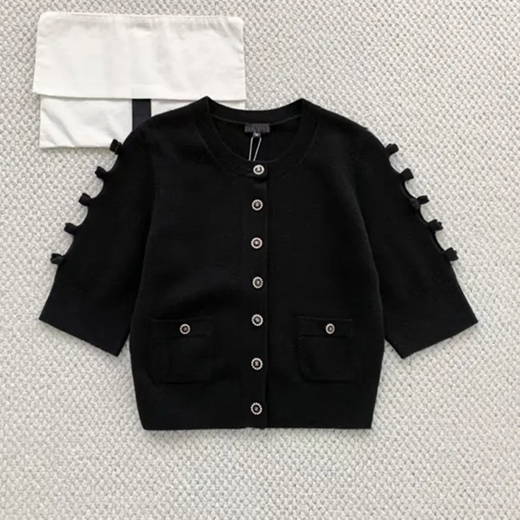 ملابس نسائية أوروبية وأمريكية مخصصة لشتاء 2025 سترة محبوكة من الكشمير بأكمام قصيرة وصدر واحد