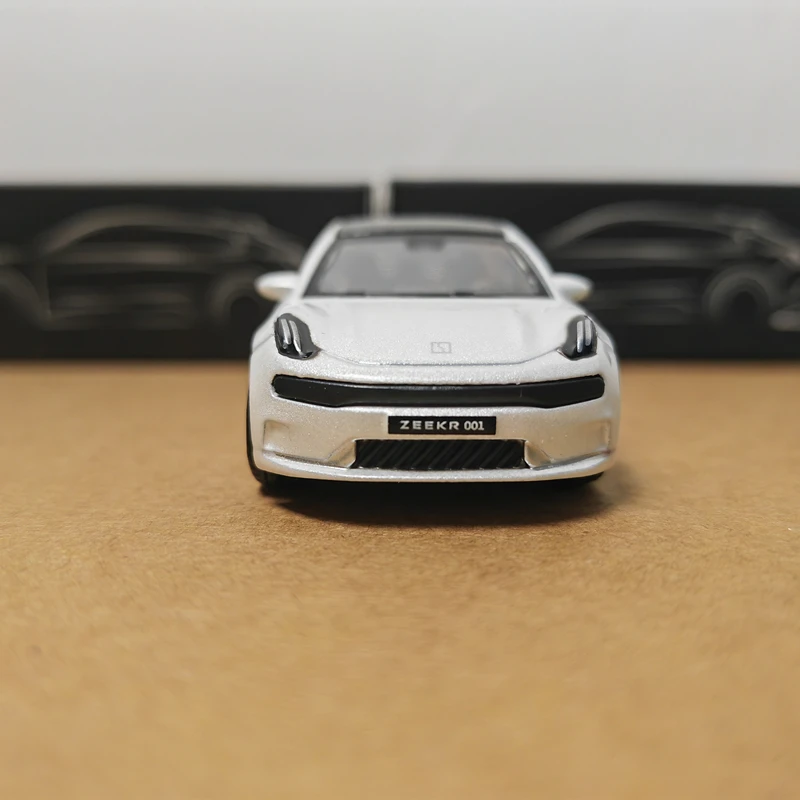 Diecast 1:64 Scale Original Geely ZEEKR 001 ใหม่Energyรถสะสมของเล่นของขวัญของที่ระลึกจอแสดงผลเครื่องประดับ