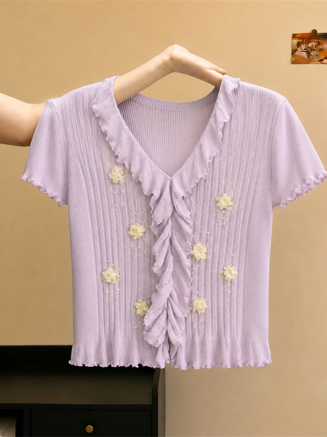 

Elegant Soft Style V-Neck Ice Silk Short Sleeve Knitted Top Fashionable Lace Trim High-End Feeling Summer 2026 Women's Innerwear