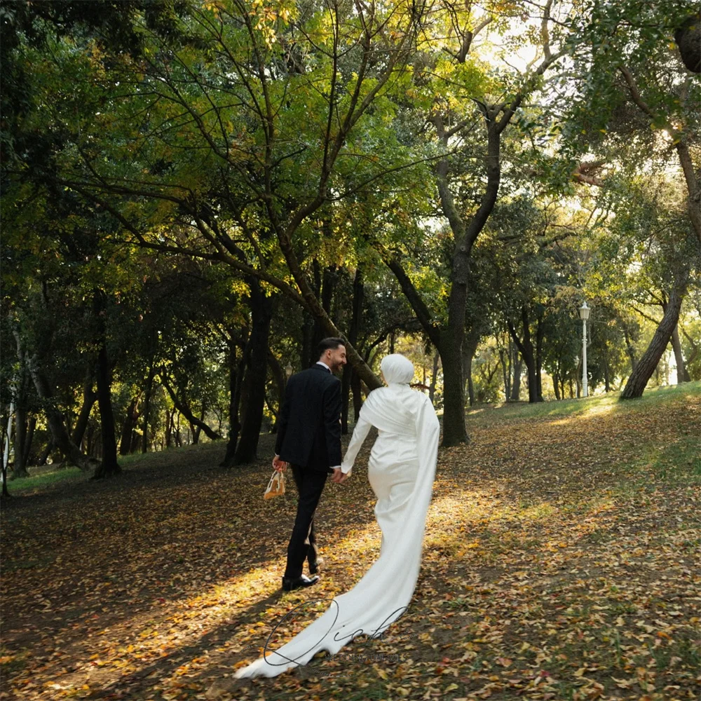 QICHE Civil Moslim Zeemeermin Trouwjurk Voor Vrouwen 2026 Lange Mouw Plooi Hoge Kraag Bescheiden Bruidsjurk Met Cape Aangepaste