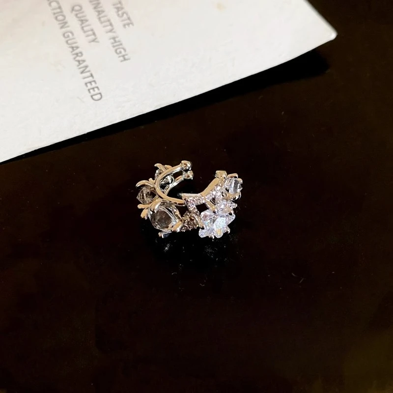 女性用スーパースパークリングスタージルコンイヤーボーンクリップ、人気のピアス不要イヤークリップ、軽やかな高級感と高級イヤリング