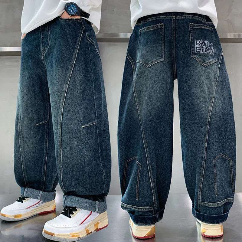 

Джинсы с вышивкой букв для мальчиков, весна-осень 2024, новый стиль, детские лоскутные джинсовые брюки для подростков, свободные прямые широкие брюки для мальчиков