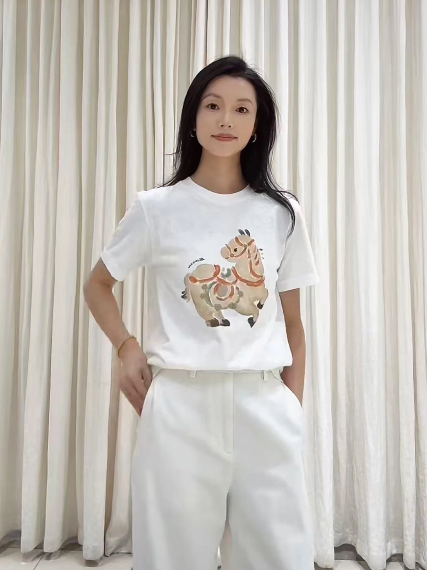 

Белая трикотажная футболка из чистого хлопка с принтом, женская, с круглым вырезом, коротким рукавом, свободного кроя, стройнящая, на Новый год 2026