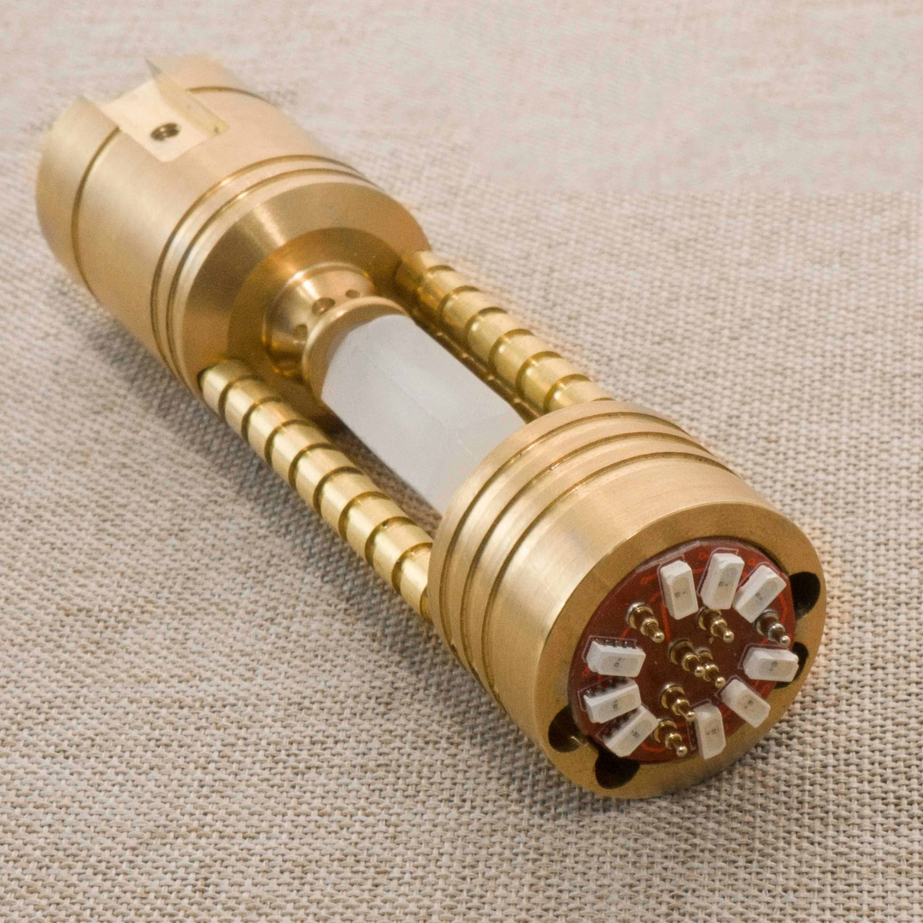 Diysabers recém-projetado de cristal rotativo, câmara de cristal de metal feita de latão com design diy para acessórios de sabre de luz