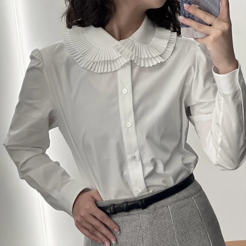 Hoogwaardig gelaagd geplooid damesshirt met poppenkraag en lange mouwen met Franse elegantie en luxe 25102289