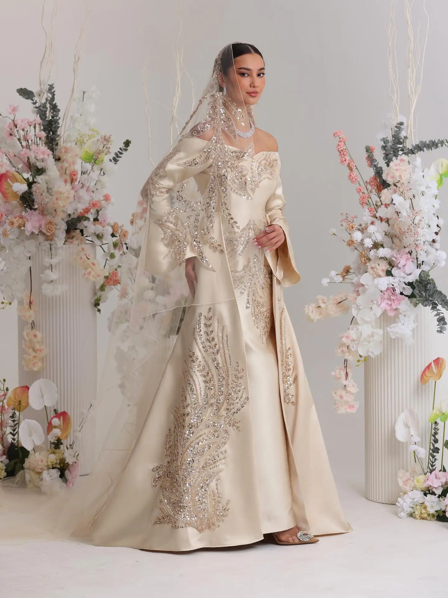 

Customized Champagne Luxury Exquisite Flare Sleeves Wedding Dress Long Sleeves Off the Shoulder Bridal Party Sequined Embroider