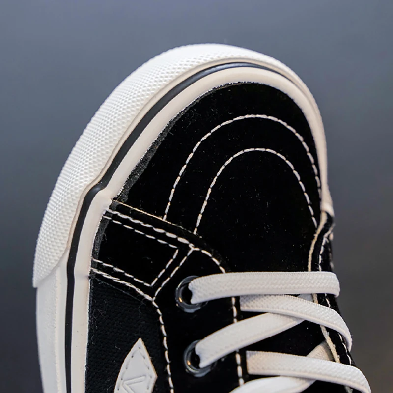 أحذية رياضية للأطفال منخفضة عالية الجودة للأولاد والبنات أحذية تزلج مريحة في الهواء الطلق للأطفال أحذية تنس قماشية للمشي في المدارس