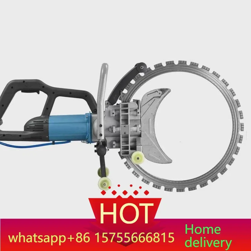 

Мощная машина для резки бетона разрушает стены и заменяет двери и окна на новые модели.