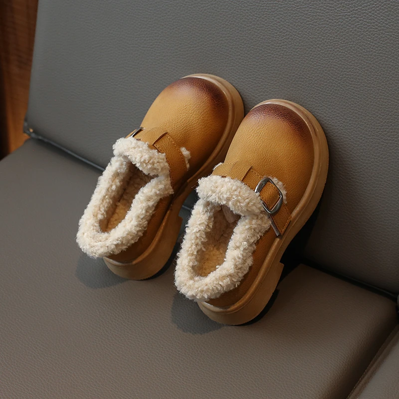 2025 شتاء جديد الأطفال أحذية من الجلد للفتيات موضة الكورية نمط لينة وحيد المضادة للانزلاق الدفء شيك أفخم الأحذية