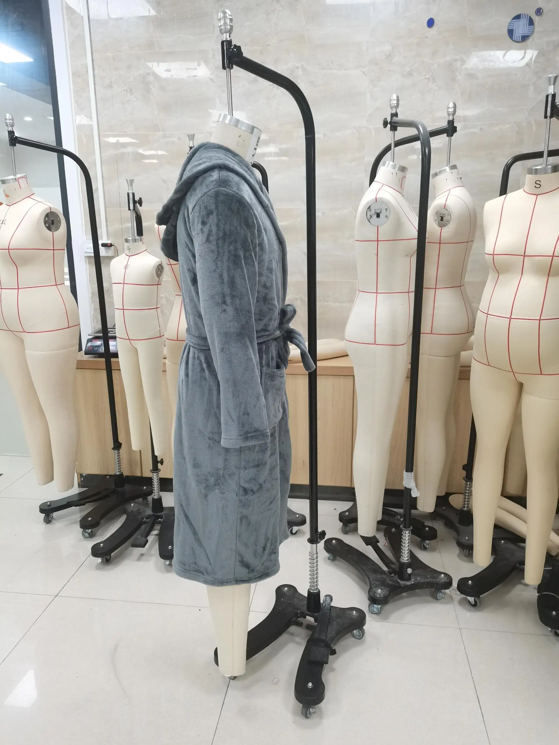 2026 معطف شتوي رجالي أفخم الصوف مقنعين رداء الذكور موضة لينة الدافئة طويلة البشكير مع جيوب ، دافئ سبا دش الجلباب