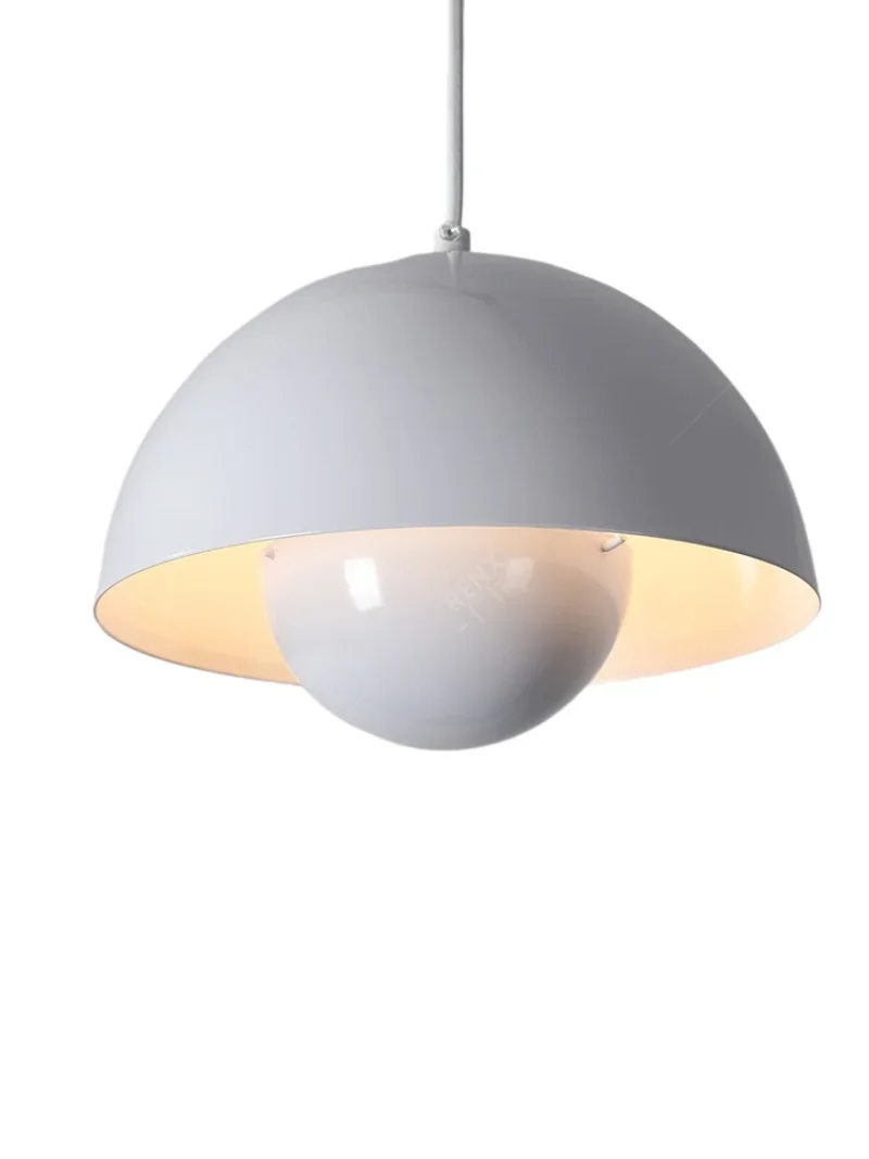 

The chandelier is simple and modern and creative, the three-head bar light is creamy Internet celebrity dining room