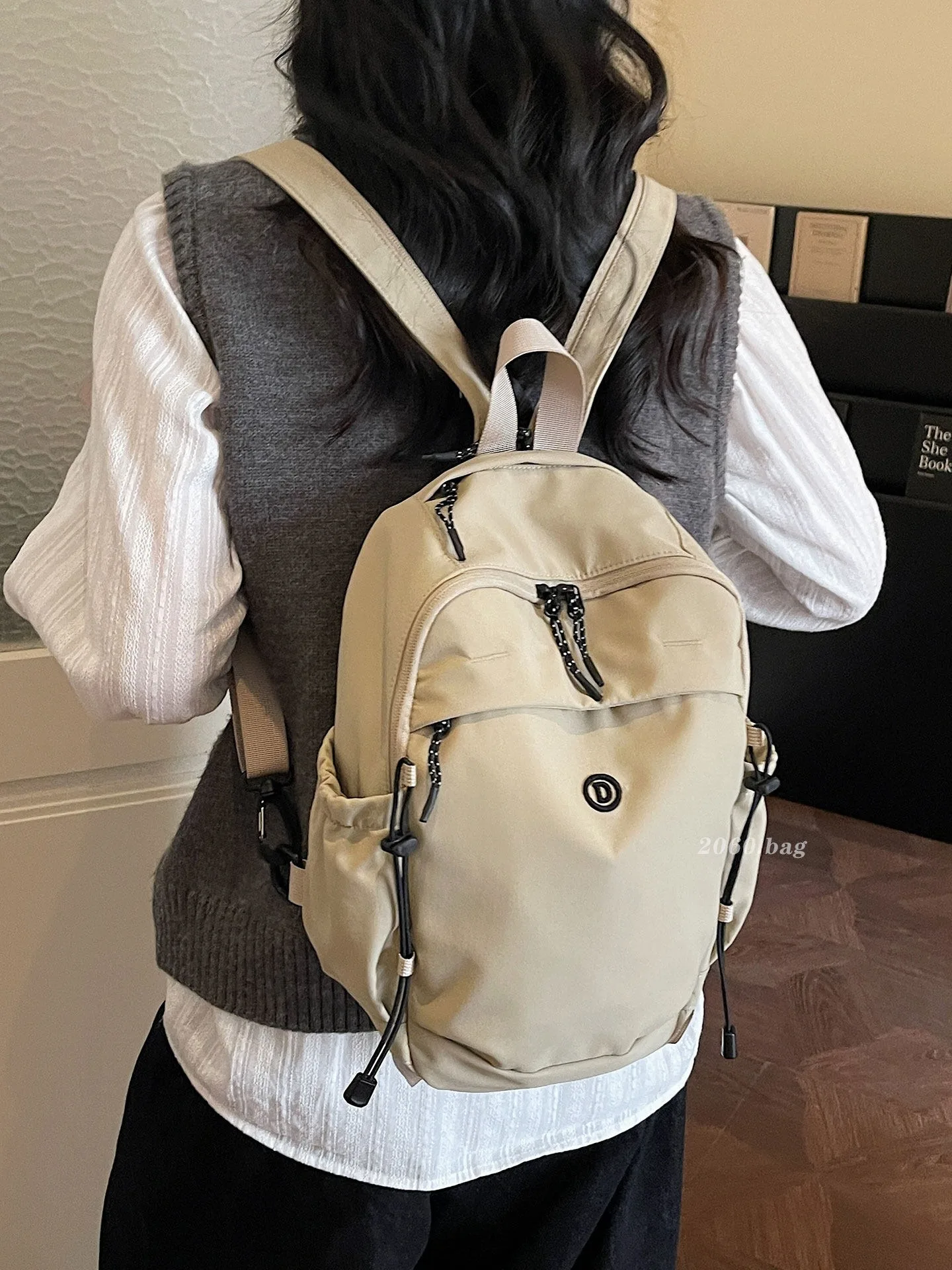 

Outdoor backpack for women with large capacity and lightweight 2026 new travel backpack for commuting and leisure, student backp