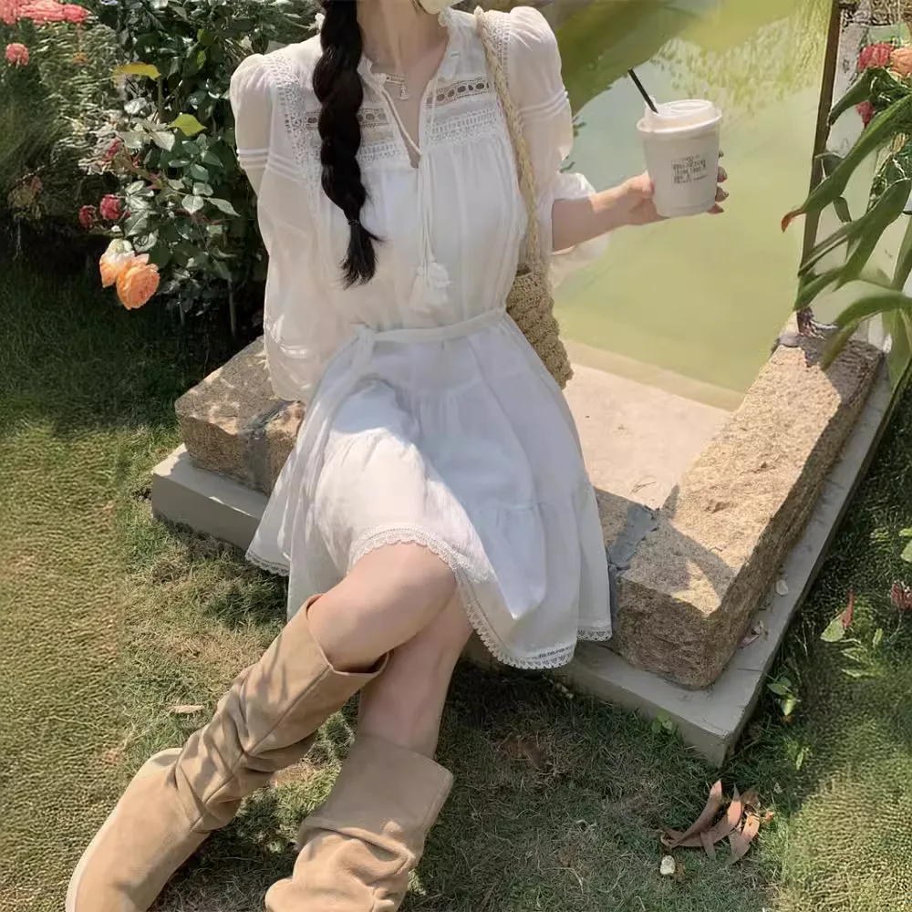 Verano 2025 nuevo vestido caliente francés con empalme hueco para mujer falda blanca de estilo suave