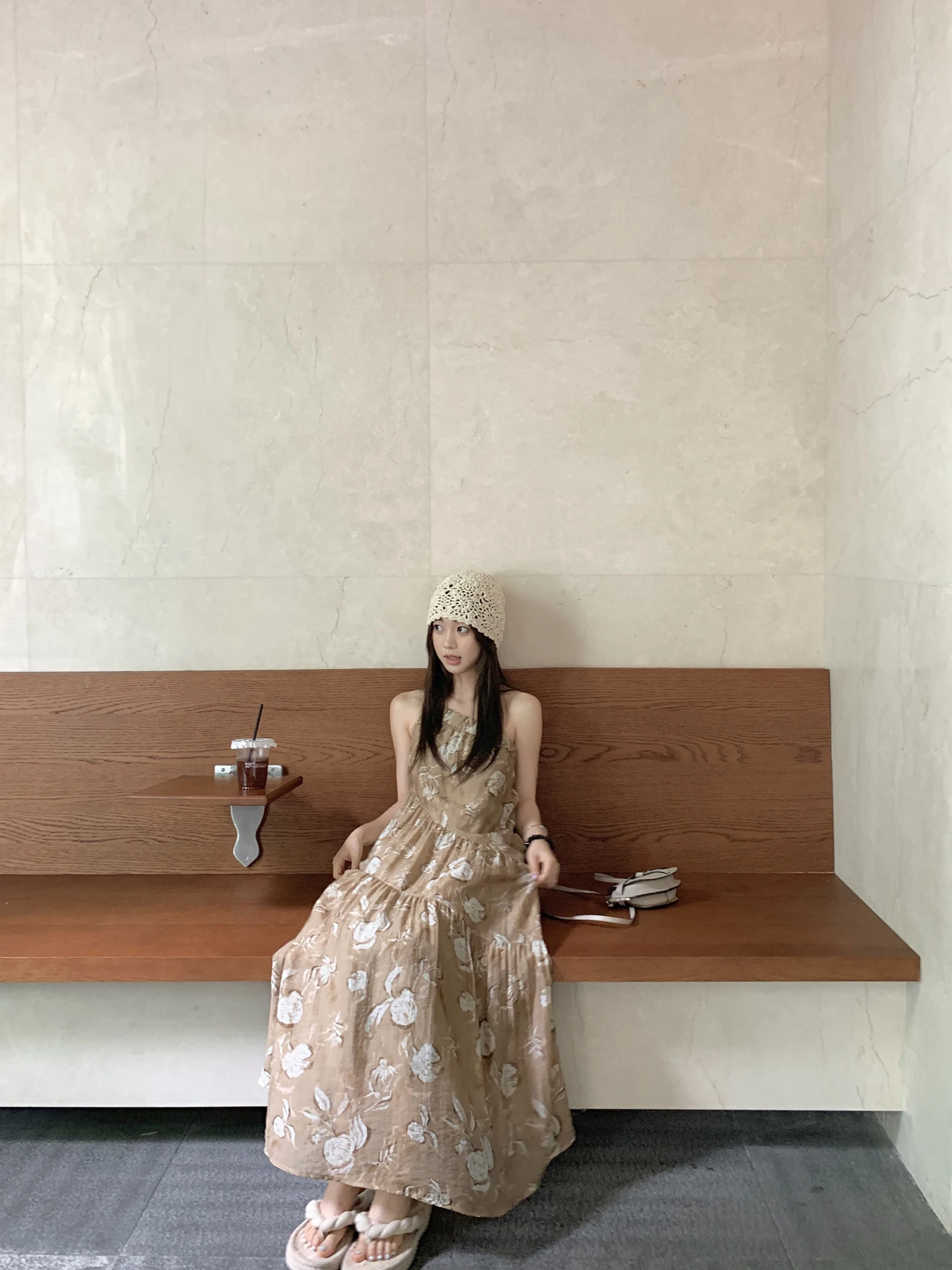 

Новый китайский эстетичный легкий асимметричный топ с бретельками на одно плечо EEONE, элегантный дизайн для повседневной носки, средняя талия