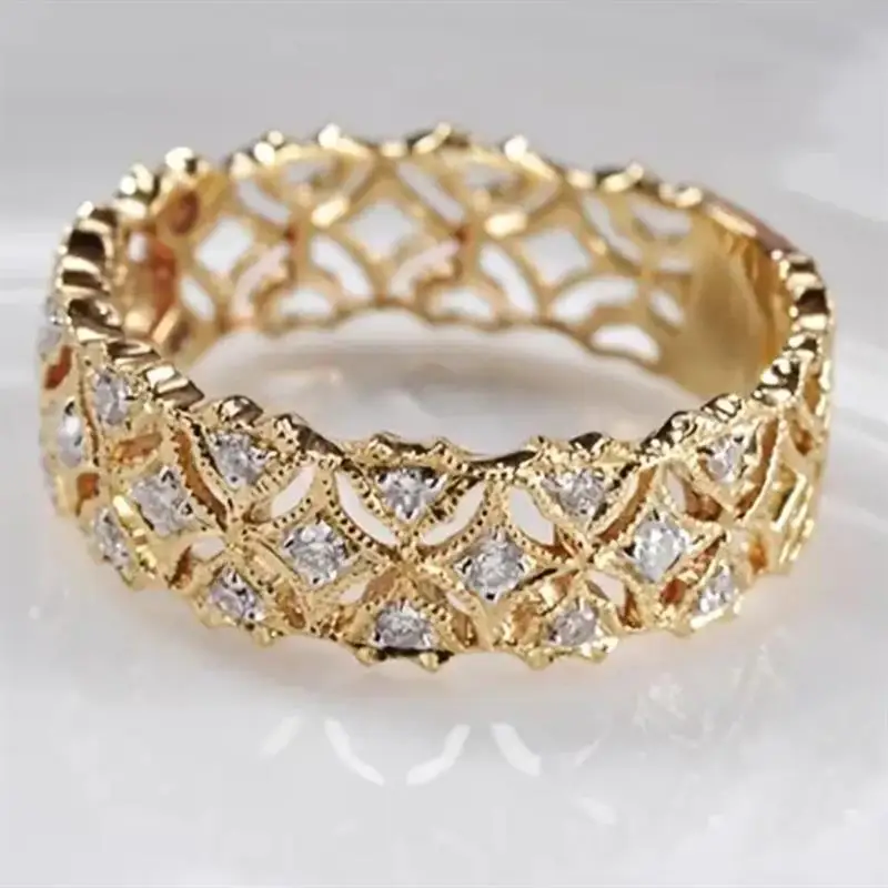 Huitan Hohler geometrischer Damenring in Goldfarbe, edle Modeaccessoires, eingelegt mit glänzendem Zirkonia, eleganter, vielseitiger Schmuck