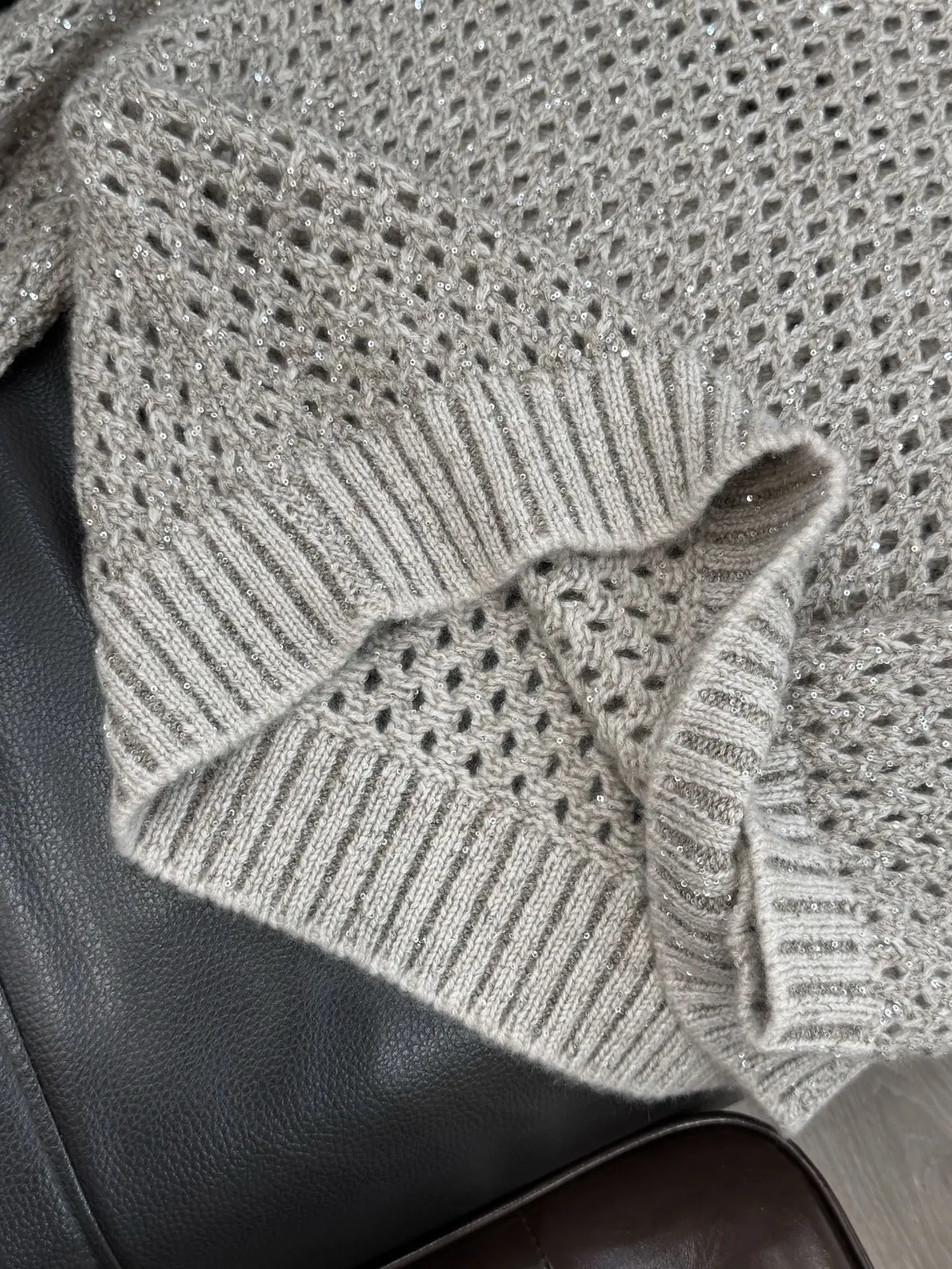 25 Early Autumn New Retro Hollow Sequin Round Neck Sweater Wide Sleeve Top Slightly Drop Shoulder Design