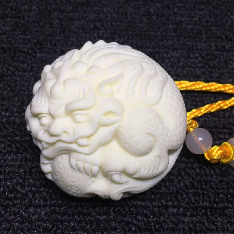 Ivory Nut Carved Lion Holding Ball Hand Pieces Bodhi Seeds Coconut Wood Crafts Tea Ornaments Ornaments Fine Gifts