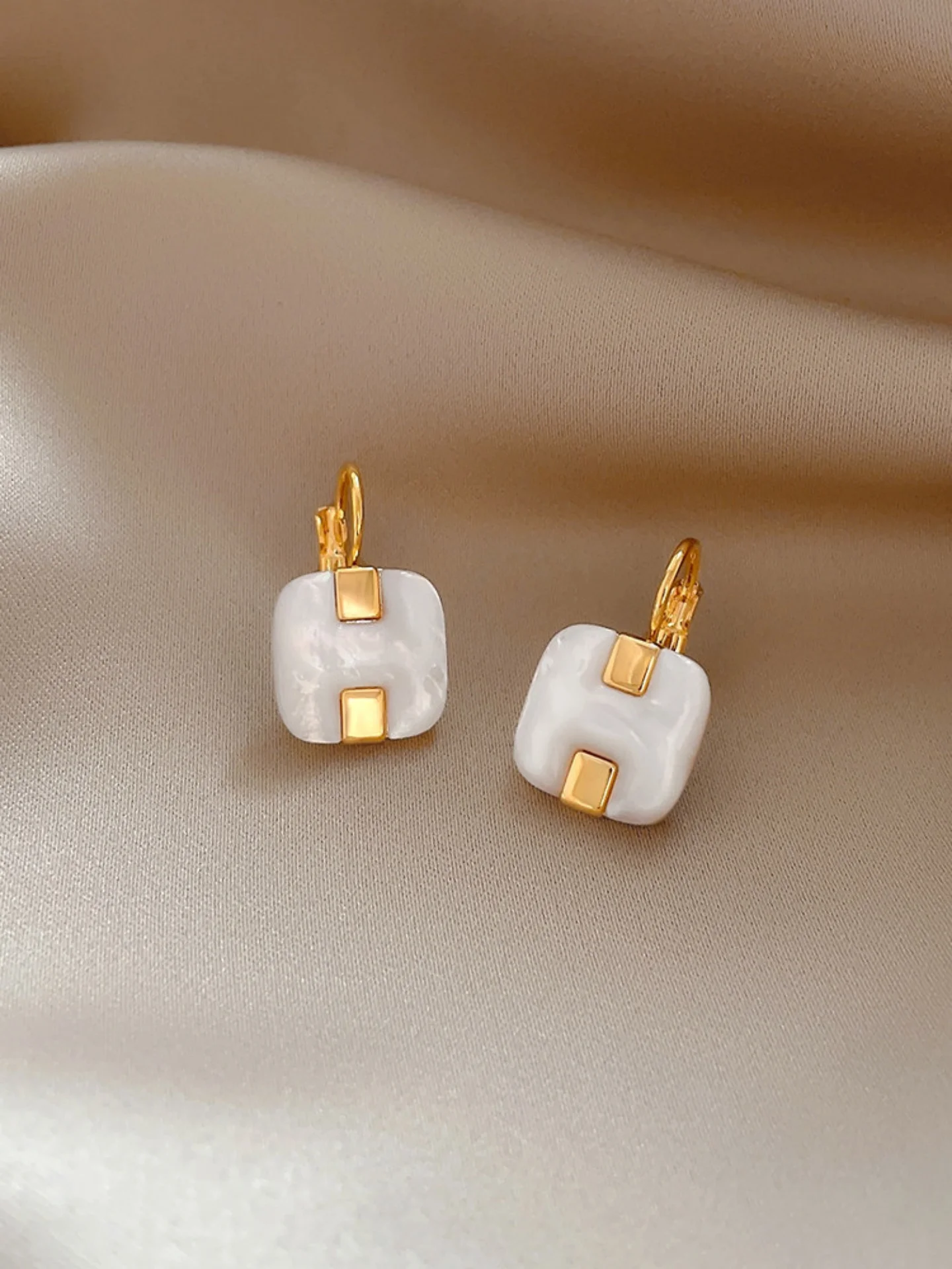 elegant-gold-square-pendant-design-stud-earrings-women's-fashionable-minimalist-jewelry-classy-key-brand-white-diamond