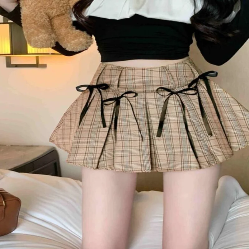 Słodki styl, francuski styl, krótka spódniczka, spódniczka z kokardą, plisowana spódniczka, wiosna i lato, dla studentek, modny trend, do noszenia podczas zakupów na świeżym powietrzu.