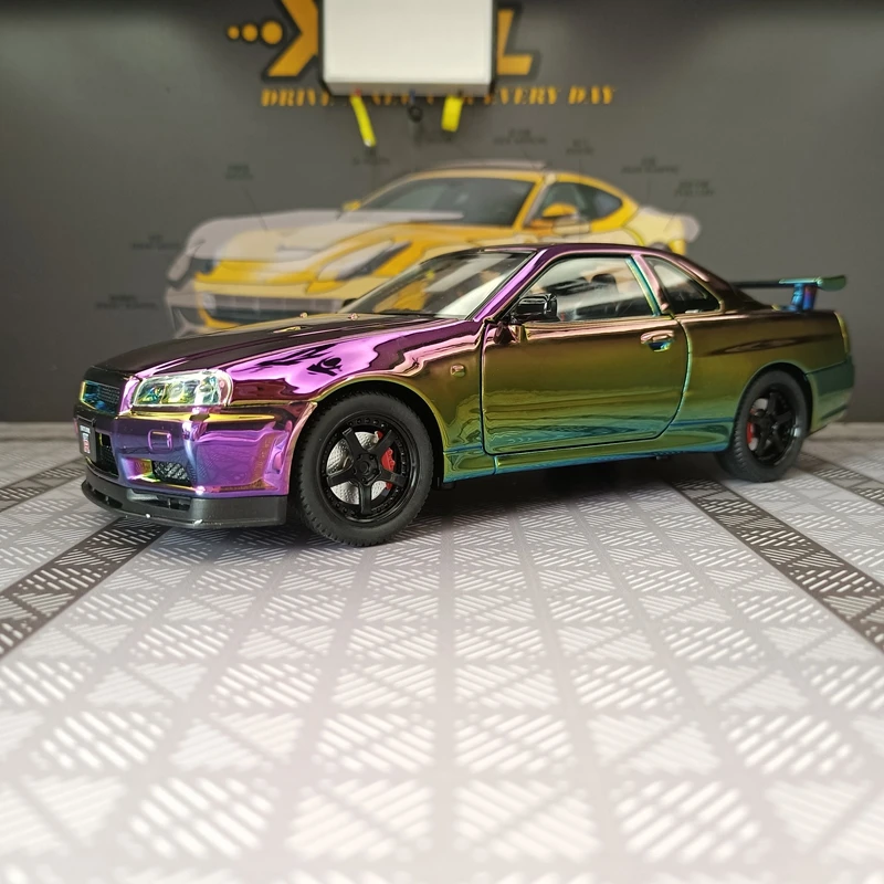 

Модель автомобиля Nissan GT-R34 из сплава, масштаб 1:24, с открывающимися дверями, передним капотом и багажником, высококачественная работа.