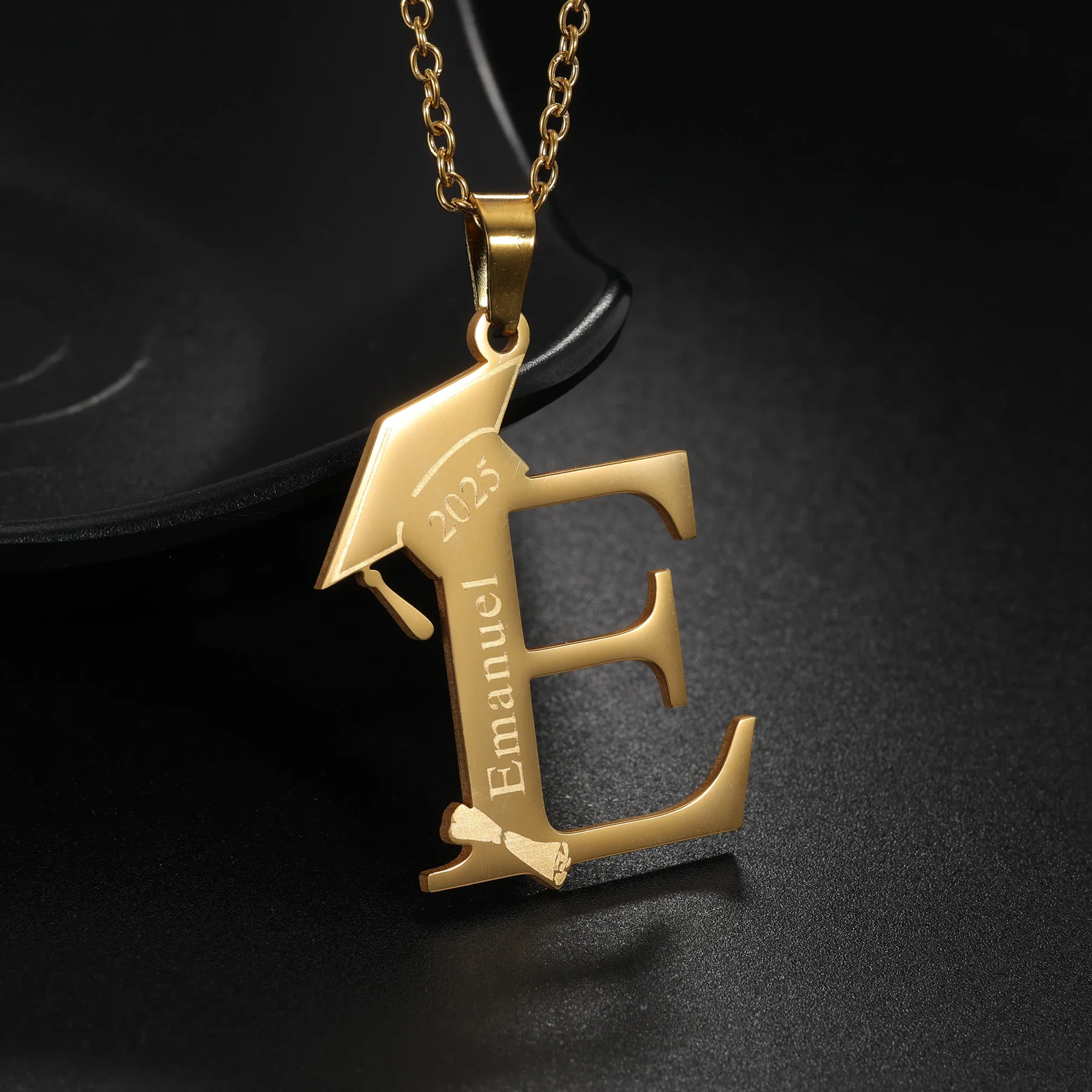 

Personalized Name Bachelor Cap Necklace Custom Date Logo Pendant for Classmate School College Memorial Jewelry Graduation Gift