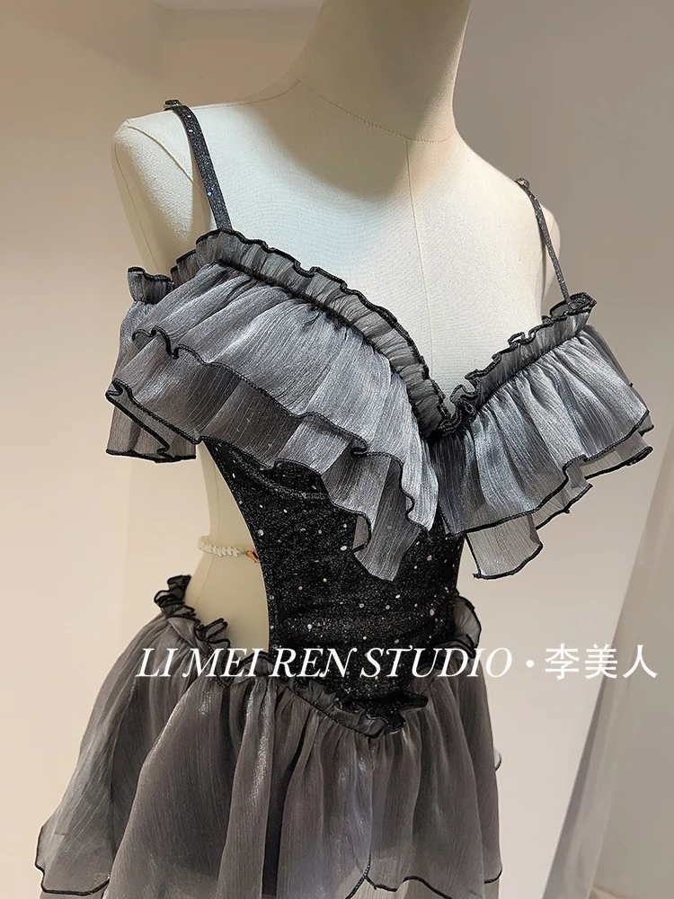 ملابس سباحة متكاملة جديدة متألقة ومثيرة وياقة واحدة مكشكشة باللون الأسود والفضي اللامع #2