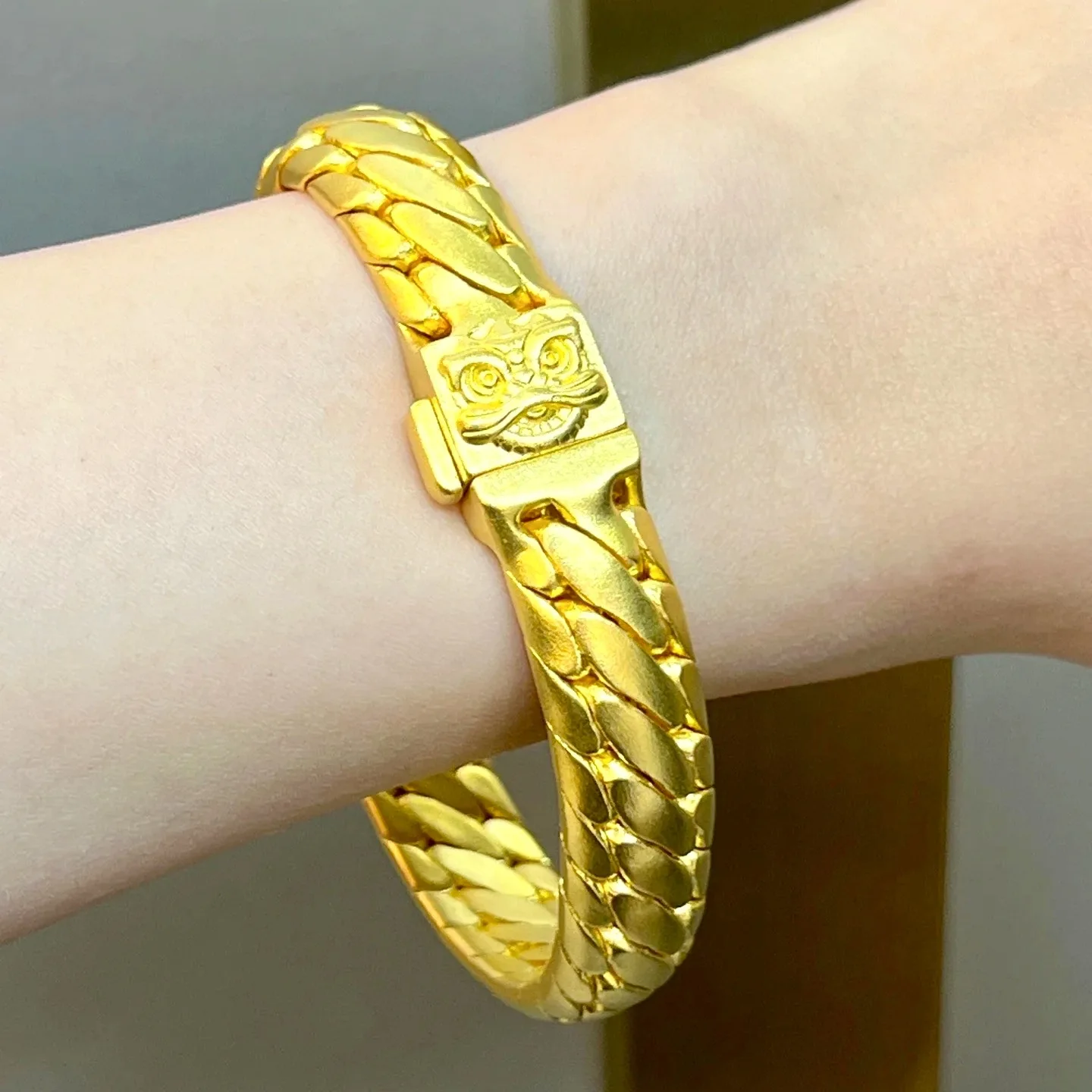 

Luxurious 24K real gold three-horse whip square bracelet au9999 gold domineering men and women same style bracelet