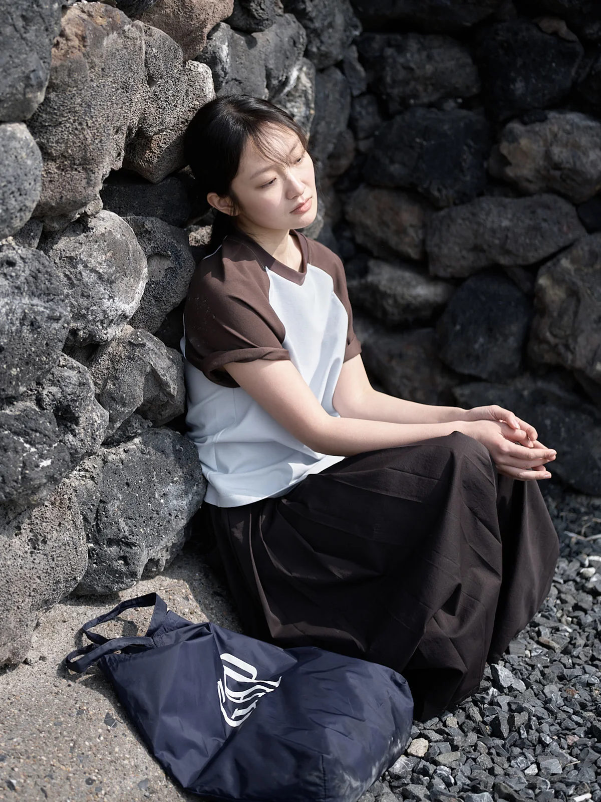 

Женская футболка с цветными вставками на плечах, коротким рукавом и небольшими кисточками, повседневный стиль, из смесового хлопка, приятная к телу, дышащая