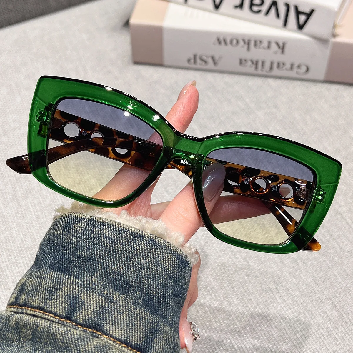 

New square rivet decorated sunglasses for women Retro Punk men pink Green Sunglasses Sunglasses UV400